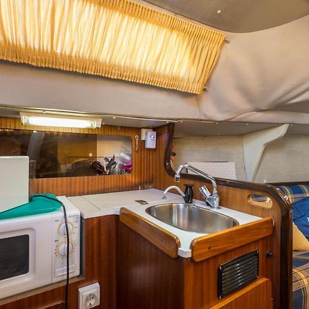 Pequeno Velero En Port Forum Ideal Para Backpackers ซานต์อาเตรียเดเบซอซ ภายนอก รูปภาพ