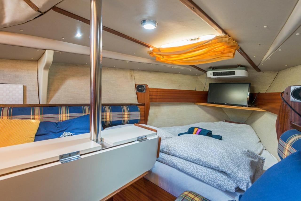 Pequeno Velero En Port Forum Ideal Para Backpackers ซานต์อาเตรียเดเบซอซ ภายนอก รูปภาพ
