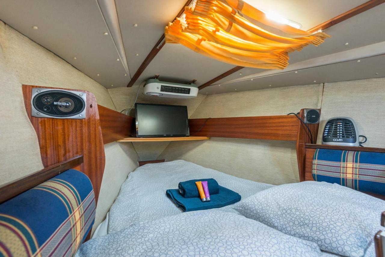 Pequeno Velero En Port Forum Ideal Para Backpackers ซานต์อาเตรียเดเบซอซ ภายนอก รูปภาพ