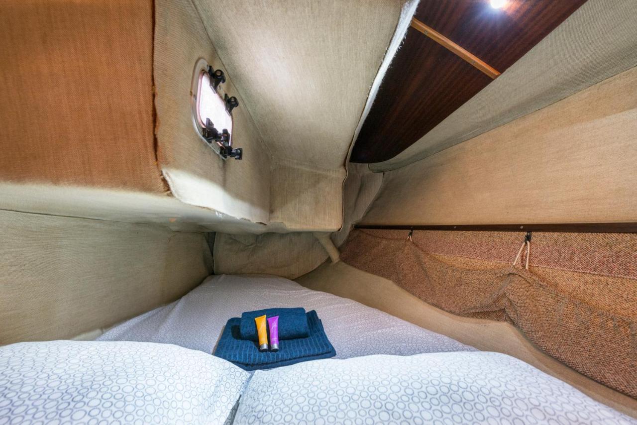 Pequeno Velero En Port Forum Ideal Para Backpackers ซานต์อาเตรียเดเบซอซ ภายนอก รูปภาพ