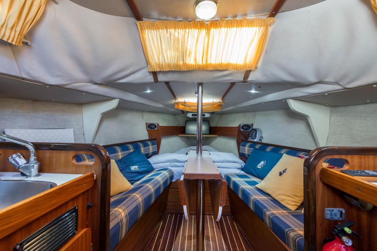Pequeno Velero En Port Forum Ideal Para Backpackers ซานต์อาเตรียเดเบซอซ ภายนอก รูปภาพ