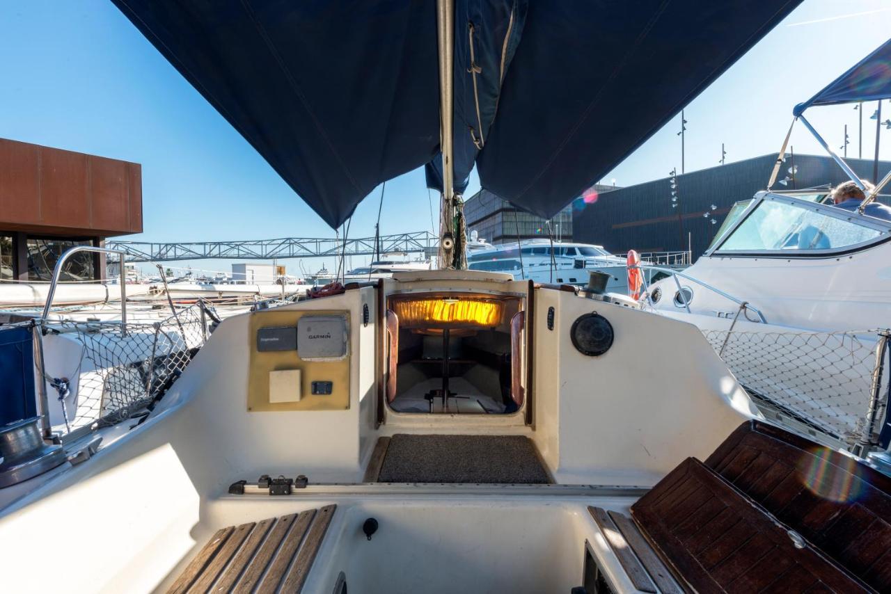 Pequeno Velero En Port Forum Ideal Para Backpackers ซานต์อาเตรียเดเบซอซ ภายนอก รูปภาพ