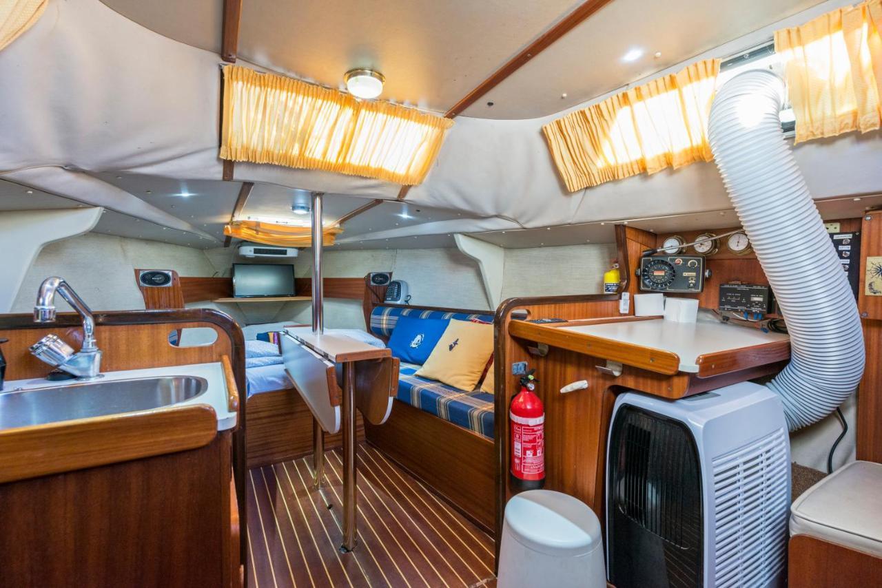 Pequeno Velero En Port Forum Ideal Para Backpackers ซานต์อาเตรียเดเบซอซ ภายนอก รูปภาพ