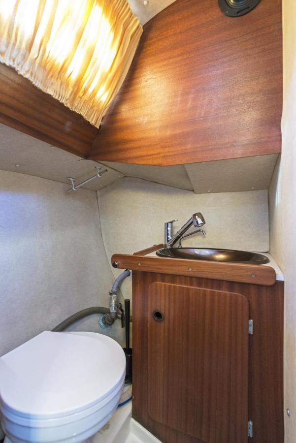 Pequeno Velero En Port Forum Ideal Para Backpackers ซานต์อาเตรียเดเบซอซ ภายนอก รูปภาพ