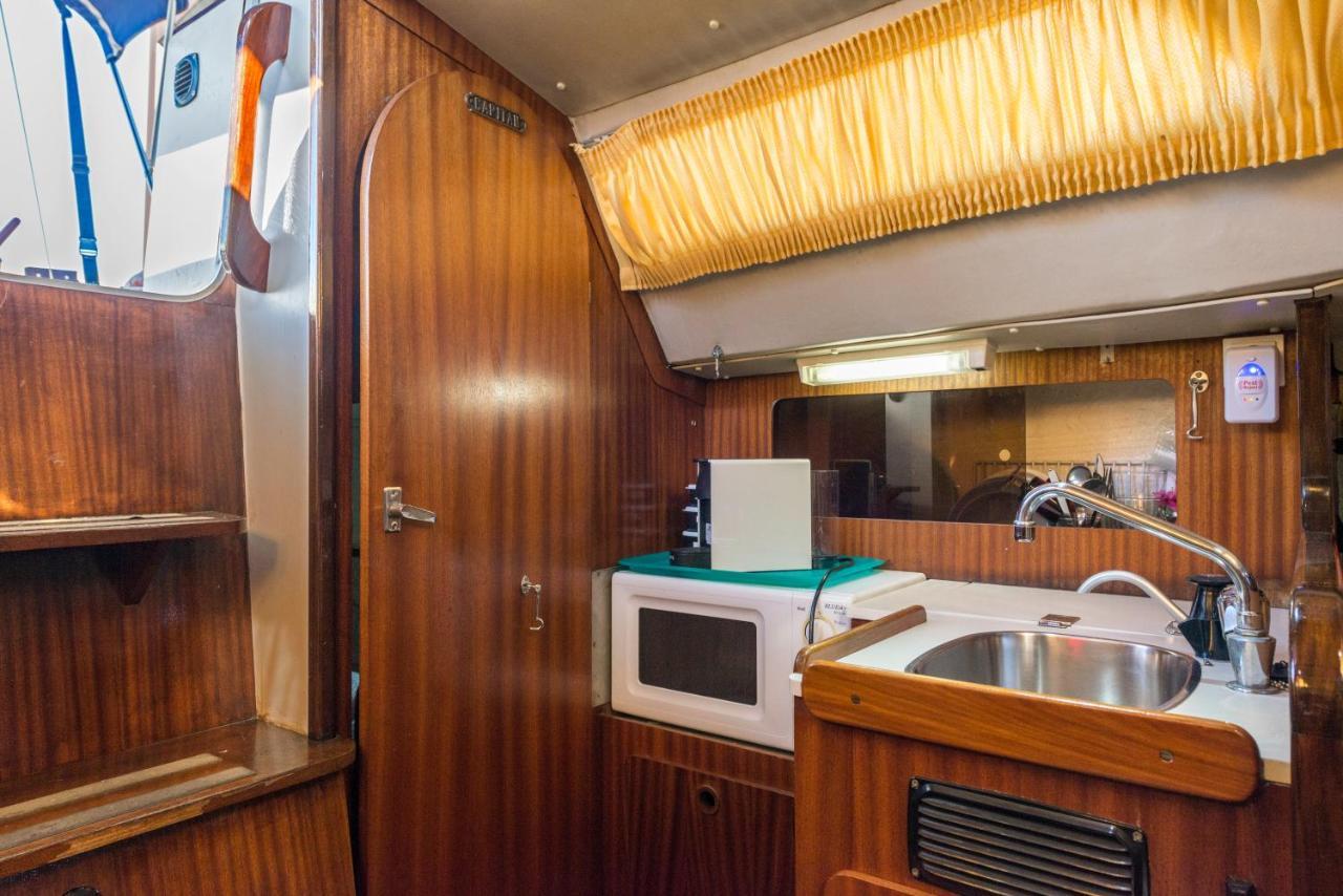 Pequeno Velero En Port Forum Ideal Para Backpackers ซานต์อาเตรียเดเบซอซ ภายนอก รูปภาพ