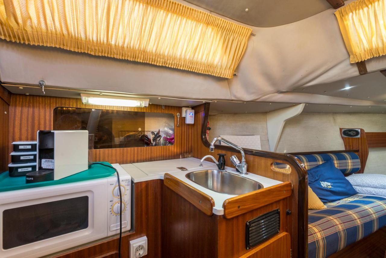 Pequeno Velero En Port Forum Ideal Para Backpackers ซานต์อาเตรียเดเบซอซ ภายนอก รูปภาพ