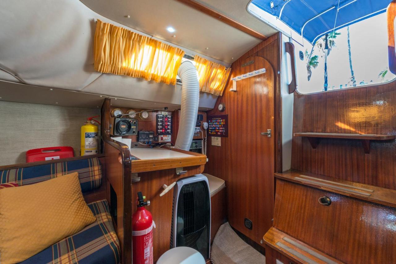 Pequeno Velero En Port Forum Ideal Para Backpackers ซานต์อาเตรียเดเบซอซ ภายนอก รูปภาพ
